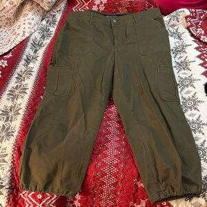 Democracy Women's Olive Cropped Pants